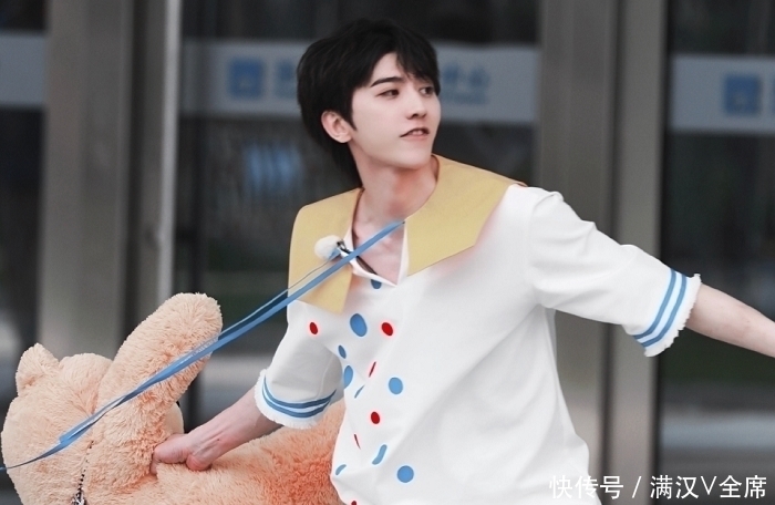 偶像练习生|蔡徐坤到底有多高?在他手里小小的玩具熊,粉丝拿着却“变了样”