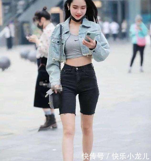 百褶裤 白色裹胸上衣搭配白色紧身打底裤,简单大方,展现气质感