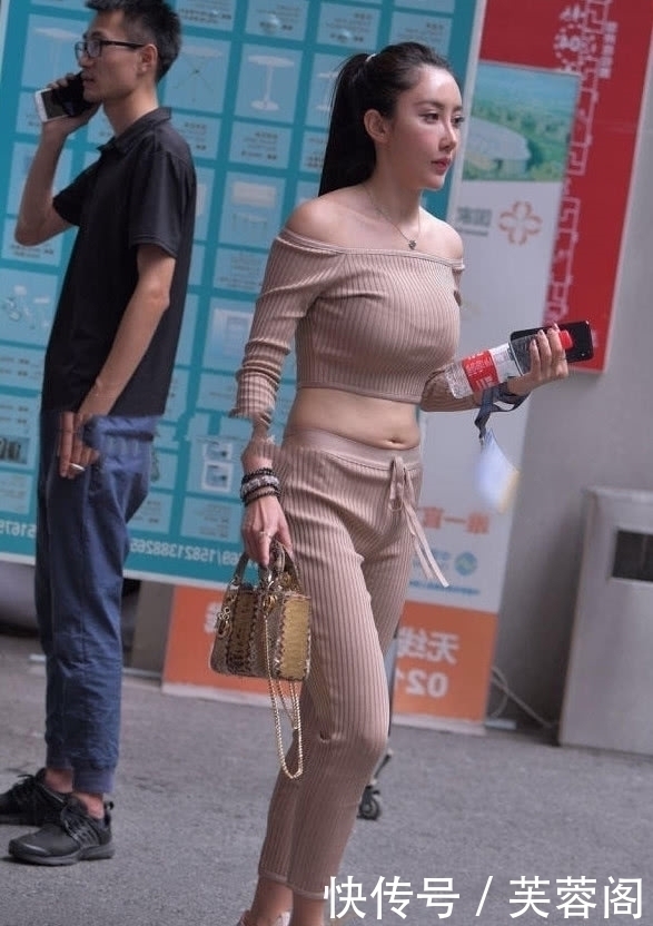 穿搭|美丽女神小姐姐,穿搭了一身漂亮的套装,展现的非常美丽漂亮