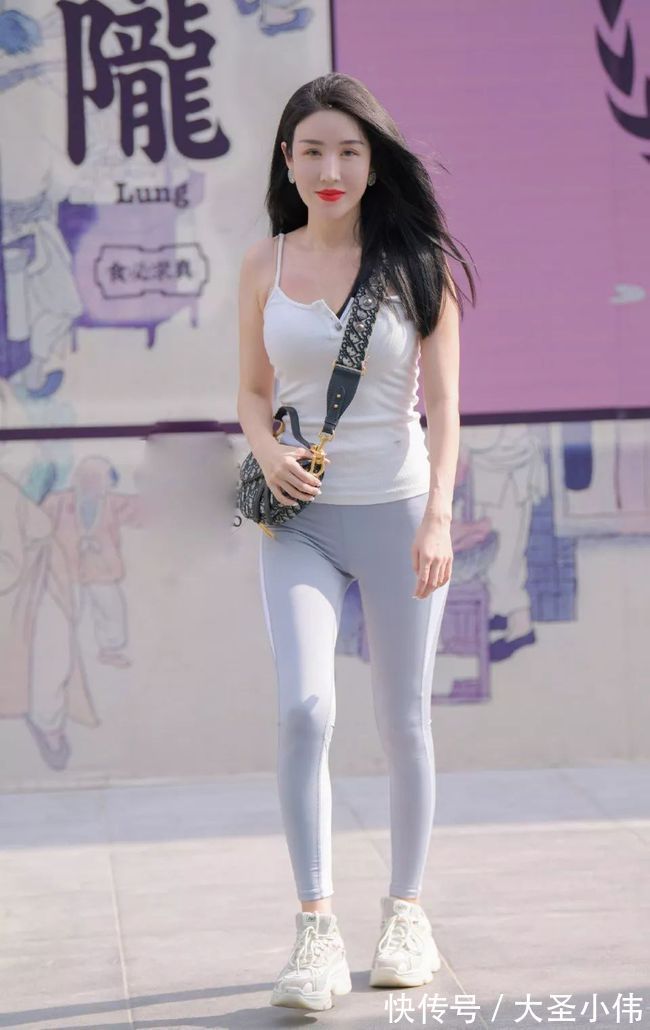 吊带 美女街拍:瑜伽裤搭配白色吊带,展现迷人的身材,大红唇也掩盖不住清纯气质