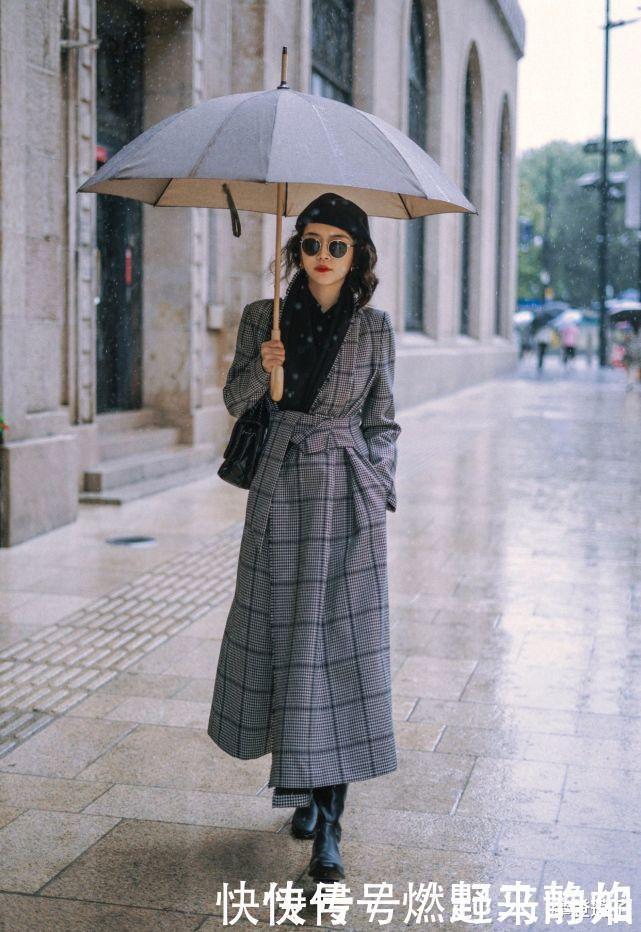 原来50岁的女人还可以这么时髦,浅色大衣配直筒裤,霸气又减龄