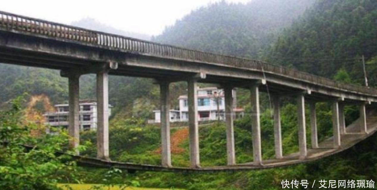 中国最神奇的桥，桥墩悬空30年不倒，游客络绎不绝，世人赞叹