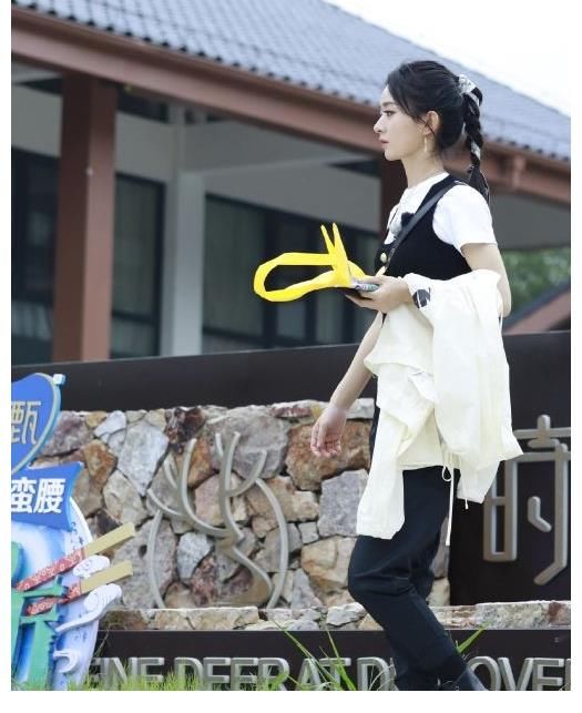 赵丽颖|赵丽颖最新一期中餐厅挑战厨师造型，马尾辫子好美，赵大厨要来了