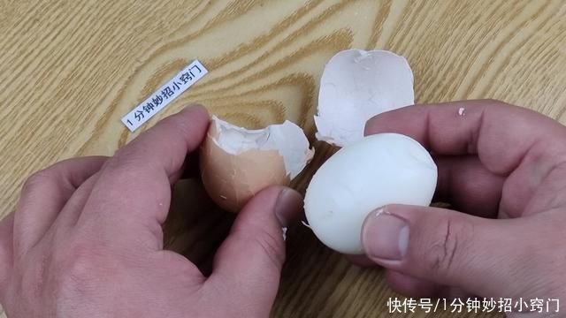 剥鸡蛋壳,许多人第一步就错,大厨教你方法,3秒蛋壳轻松脱落