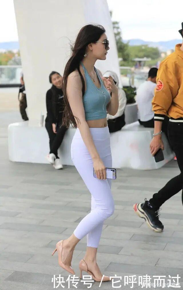 白色牛仔裤“吃香”了,贴身又显瘦,离“筷子腿”不远了!