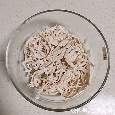 凉拌鸡胸肉丝这样做,解馋堪比红烧肉