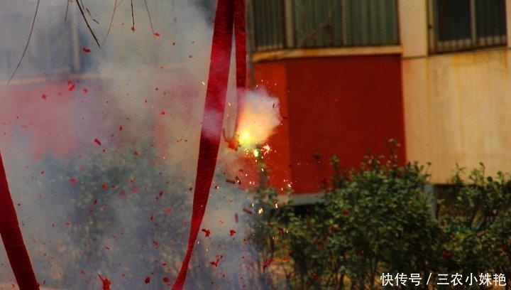 大年初一要“开财门”,放鞭炮有哪些讲究?碰到了哑炮怎么办?