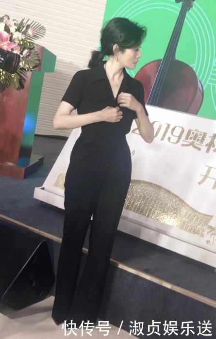 周涛|51岁的周涛身材也太好了,黑色连体裤配低马尾优雅减龄,气质出众