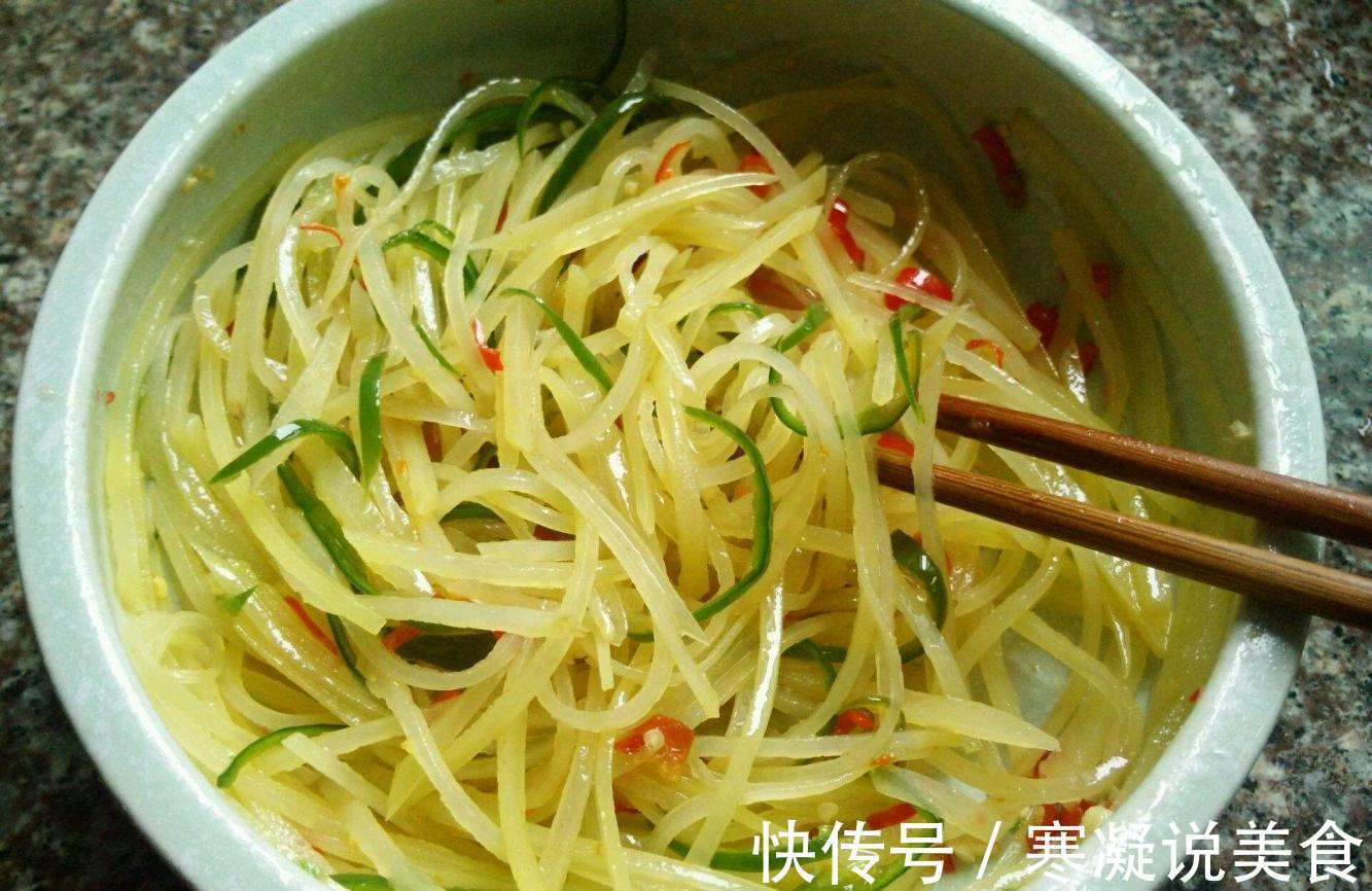 61年大厨炒土豆丝时，牢记3个技巧，土豆丝不粘锅，脆嫩入味