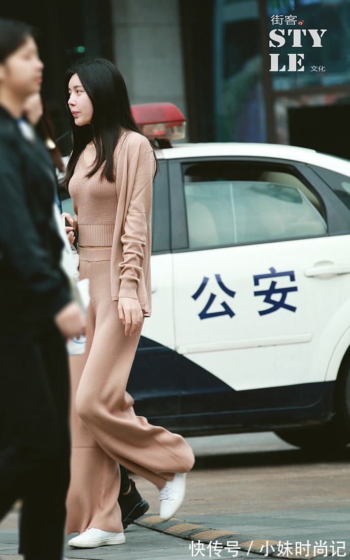 街拍|重庆街拍,同色系套装搭配针织阔腿裤,显瘦又显腿长
