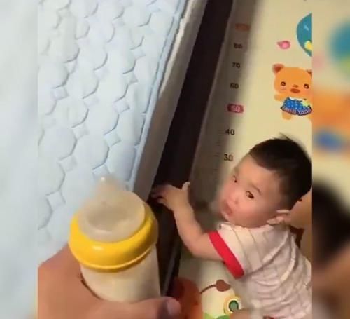 萌娃因“奶瘾”超大走红，网友：建议直接把娃送到戒奶所比较好！