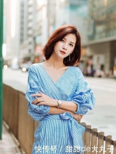 包裙|街拍:小姐姐长发飘飘,穿蓝色露肩上衣和黑色包裙,真的非常棒