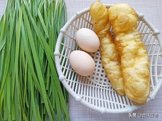 搅拌均匀|韭菜怎么搭配才好吃？分享5种不同的做法，鲜香又美味，老少皆宜