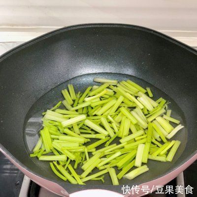 米醋|好吃的爆炸的腰果拌芹菜，没有它我就不吃饭