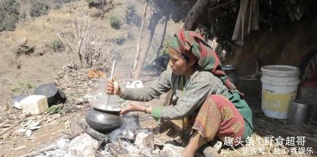 探访|尼泊尔山区穷人们的生活,中国小伙带着羊肉干探访,全家高兴吃肉