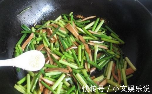 盐水|炒蒜苔时,直接下锅就“错了”,多做一步,蒜苔青翠又入味