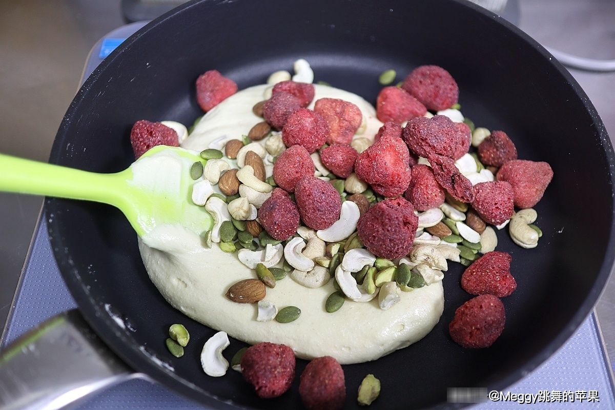 自制网红草莓牛轧糖，春节待客小零食不愁了，好吃好看一学就会