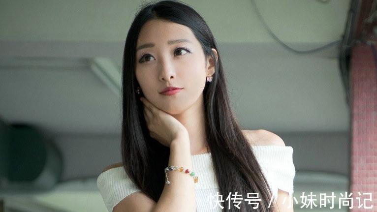 小衫|白色的一字肩小衫, 搭配牛仔短裤, 举手投足间都能展现出你的清新