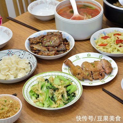 菜花|#助力高考营养餐# 高考晚餐5菜1汤真不赖，鸡腿焖饭香喷