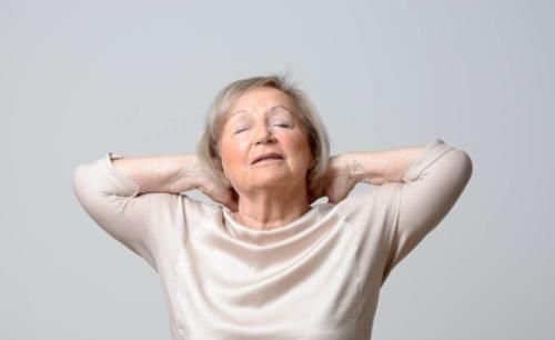 老人|这样健身不是锻炼，是害自己，公园里的大爷大妈，赶紧停下来