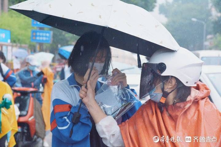 济南|生物科目考试将开始，济南下起小雨，家长打伞护送