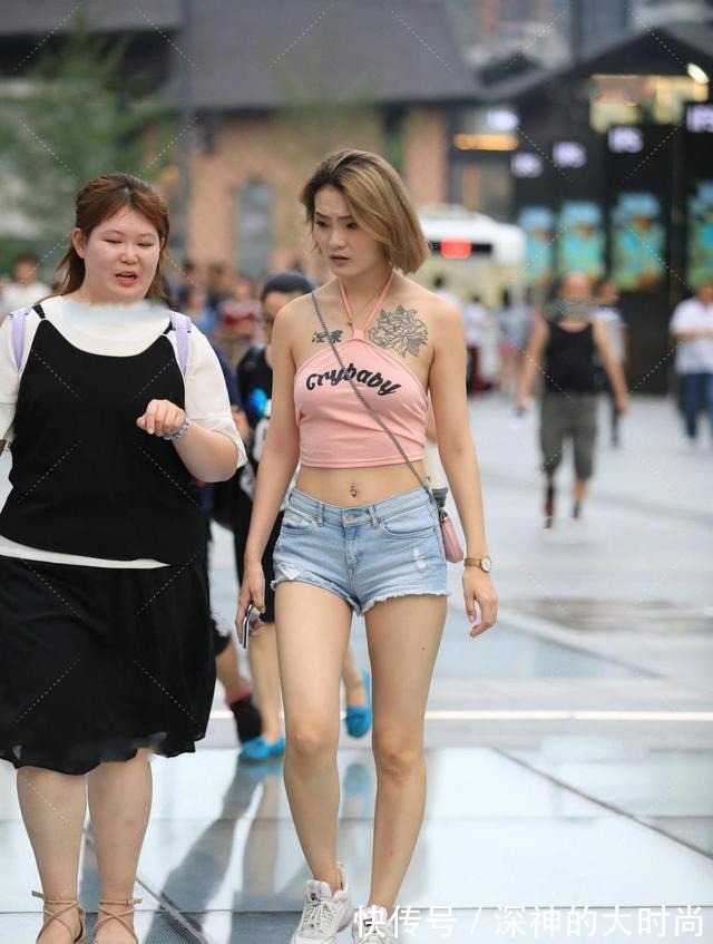 搭配 款式清新的粉色背心,搭配牛仔裤,活力十足!