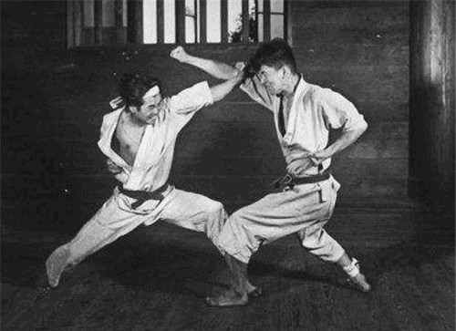 1950年琉球旧照:商店招牌都是中文,美军面露凶光,女护士很漂亮