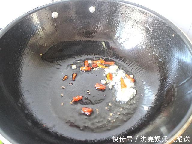 入味|排骨还有干锅做法撒把辣椒,香辣入味下酒又下饭