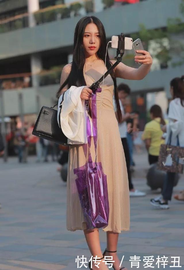 街拍美女:时尚高跟鞋穿搭,让女性带着女神的魅力