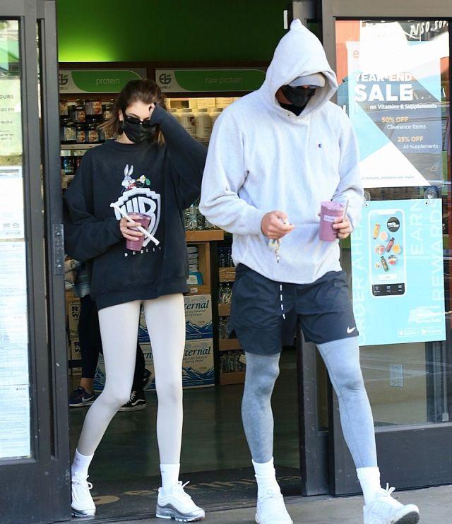 身材确实|凯雅杰柏穿无痕裤搭白色运动鞋和男友一起上街, 都是时尚健美咖