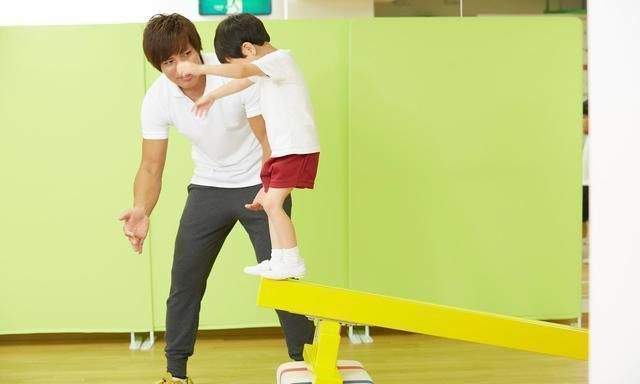 孩子|孩子做错事,大人很有耐心地讲道理,但为啥娃就是听不进去?