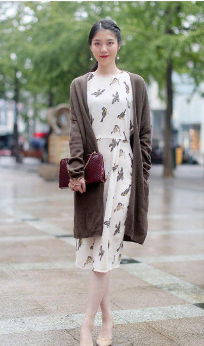 街拍:短发美女体恤配牛仔短裤,秀出健美双腿,阳光靓丽充满活力