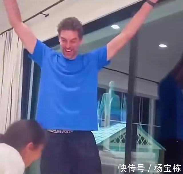 卡普瑞|加索尔和瓦妮莎聚会,为科比女儿振臂高呼,亲如一家人