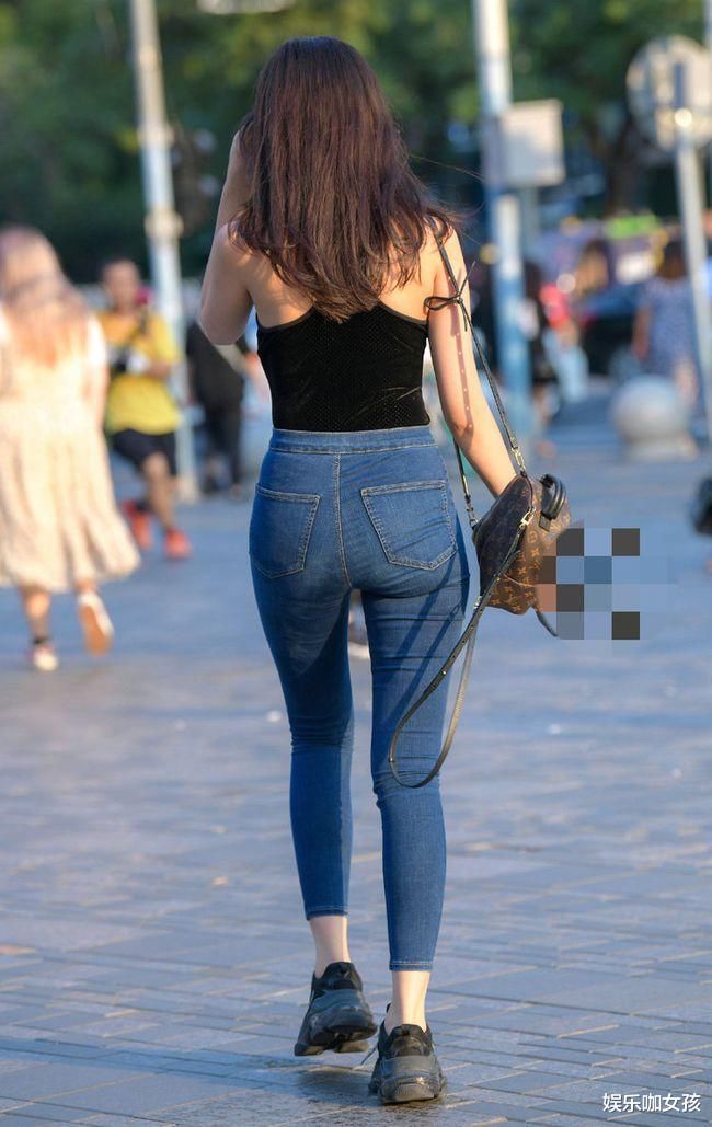 时尚街拍：牛仔裤小姐姐，优雅气质的同时又很甜美