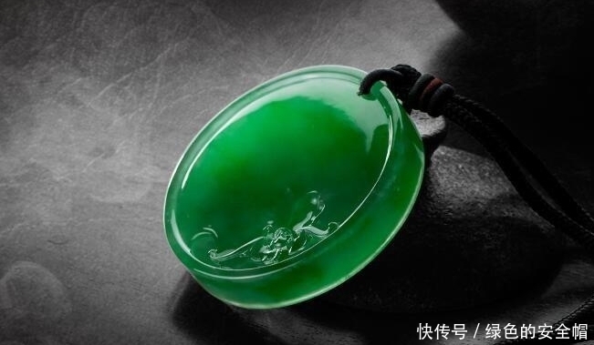 翡翠首饰|翡翠首饰非常珍贵，所以要进行精心的养护，才能保持好的光泽