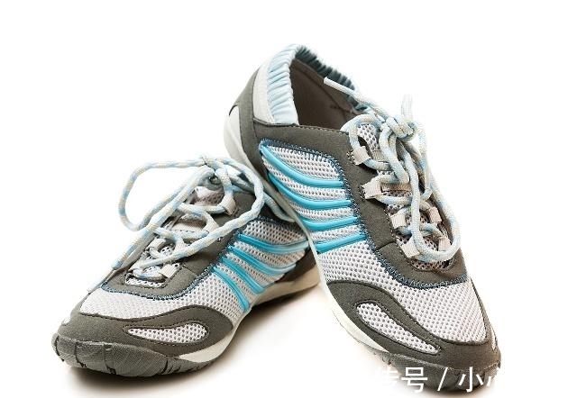 神仙颜值 曾经又土又丑的运动鞋,如今穿上时尚又舒适,让你的腿又直又细