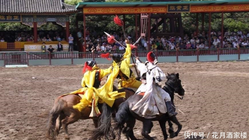 自称|此人自称清朝皇室后裔,留长辨、穿满服,还提出自己应该住进故宫