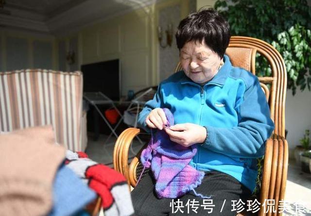 奶奶|“走心”奶奶带娃火了,谁说老人不会带娃这种方式轻松又好玩