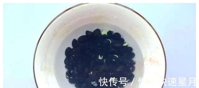 坚持喝了3个月这粥,白发少了,气色好了,闺蜜效仿也做给妈妈喝!