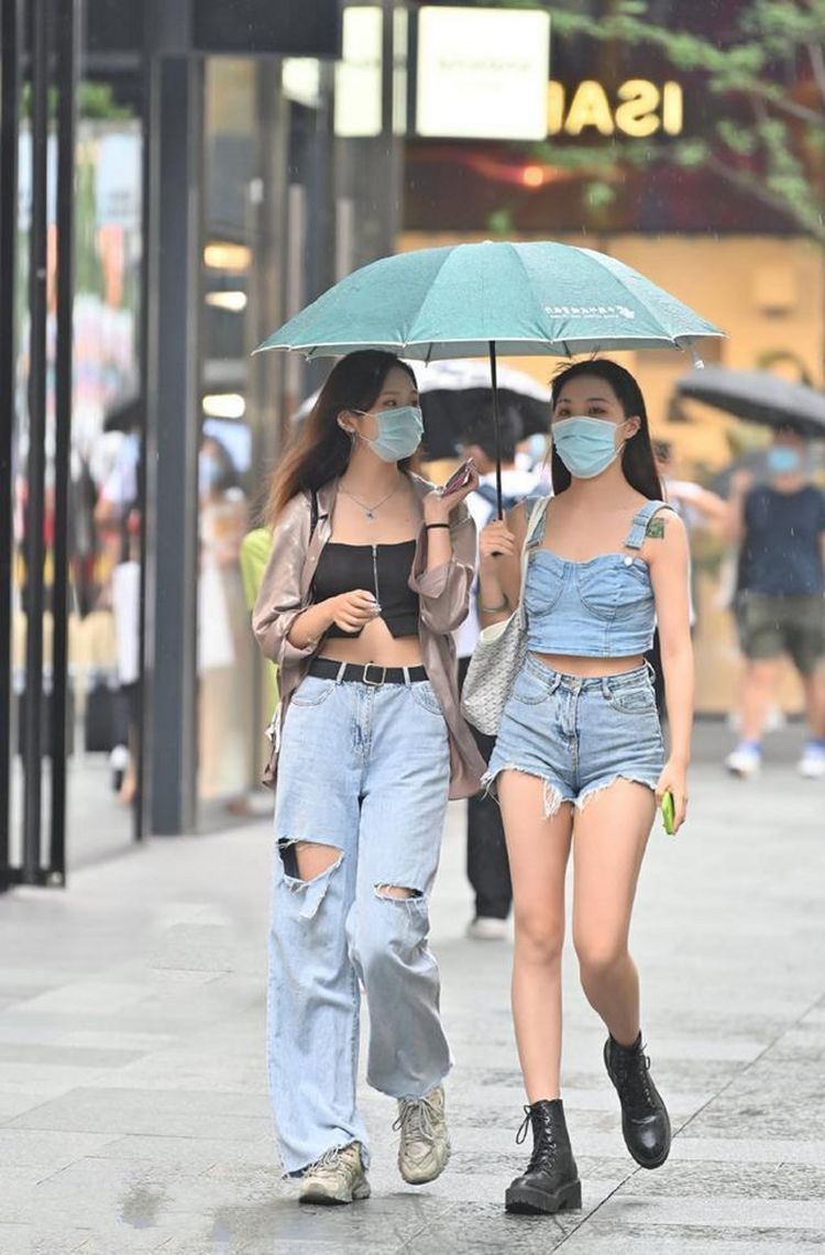 针织衫|街拍美女：穿衣选择蓝色系装束，让你清凉成熟又稳重！