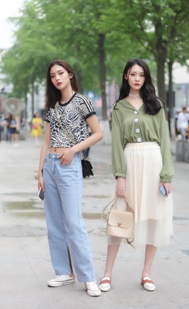 街拍:美女红色挂脖背心搭配牛仔热裤,清清爽爽的还很显腿长