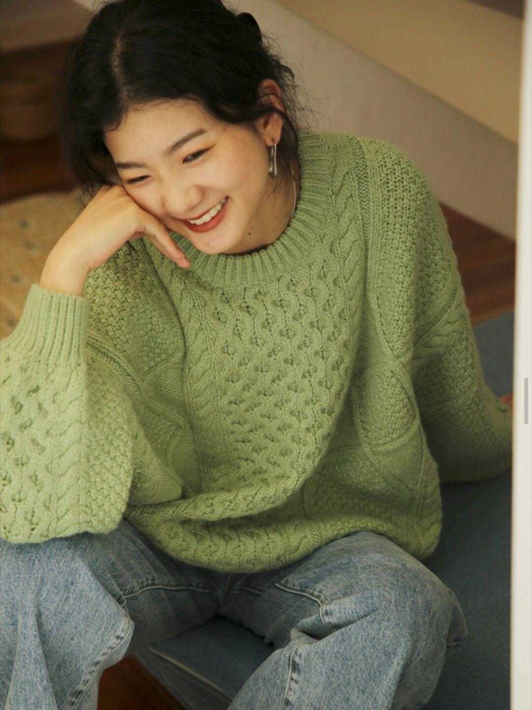 毛衣|冬季套头毛衣这样搭,配大衣更显精神