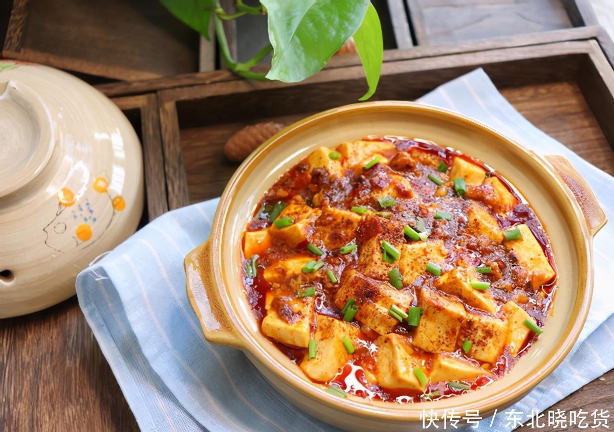 川菜经典的麻婆豆腐,嫩滑可口,香辣下饭,一上桌家人就抢着吃