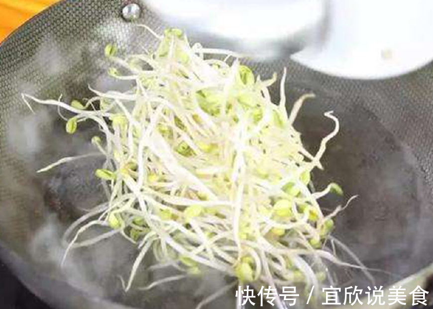 炒豆芽时,万万不能直接下油锅,多加“1步”,豆芽又脆又美味