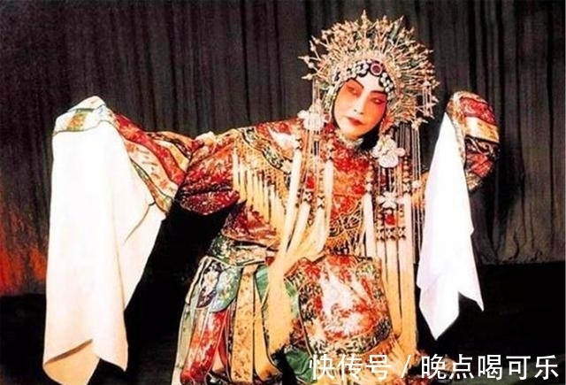 相处|2女共侍一夫,却相处融洽,生前“三人行”,死后埋入同一墓穴