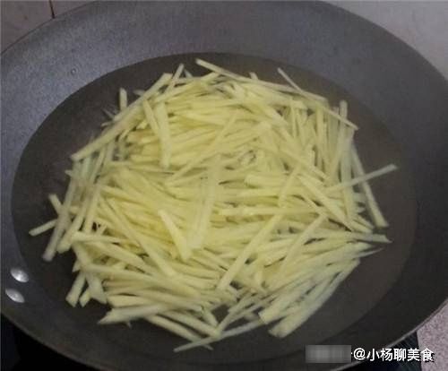 开胃|土豆别再切细丝，简单一切一炒，又酸又辣又开胃，拯救手残党