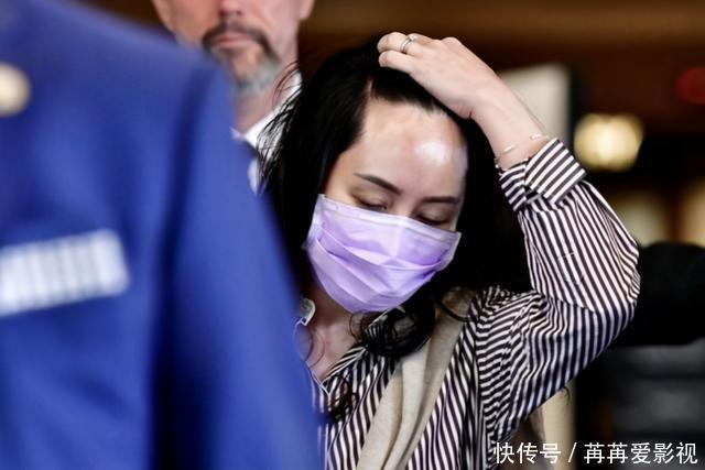 孟晚舟私下穿搭好美,条纹衬衫配五分裤优雅大气,中年女性该学学