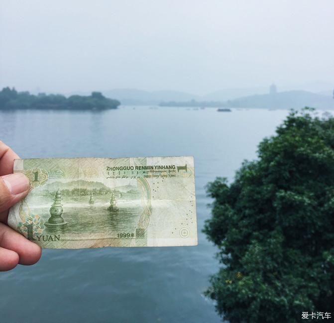 未能抛得杭州去，一半勾留是此湖