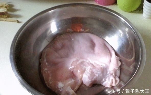 淀粉|洗猪肚时，用淀粉和盐洗都错了，会发苦用“它”来洗，才会香