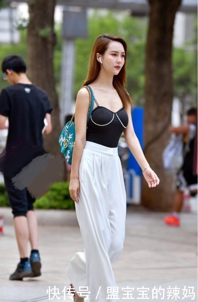 吊带|黑色吊带搭配白色阔腿裤,时尚精致,气质十足